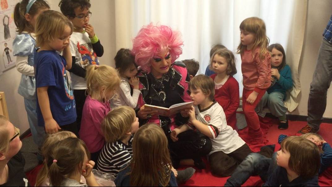 Olivia macht Schule - Drag-Queen-Bildung für unsere Kinder | Demo für Alle