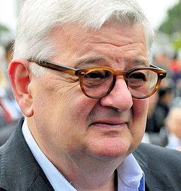 Ein Bild, das Person, Menschliches Gesicht, Kleidung, Brille enthält.
KI-generierte Inhalte können fehlerhaft sein.