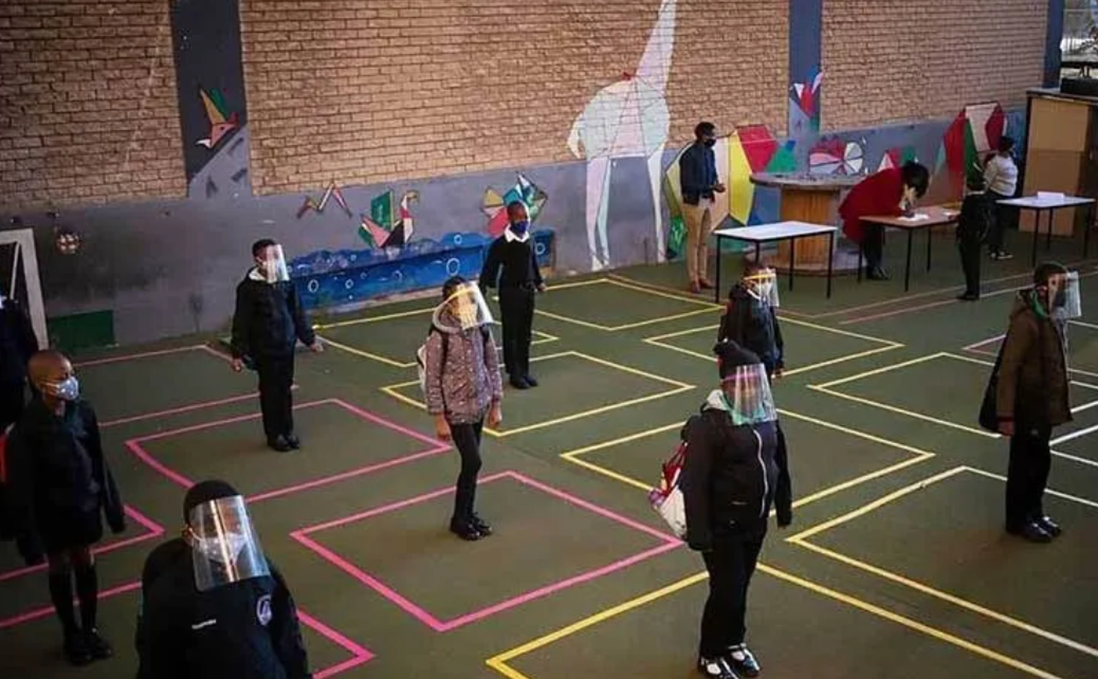 Ein Bild, das Person, Schuhwerk, Kleidung, Menschen enthält.
Automatisch generierte Beschreibung