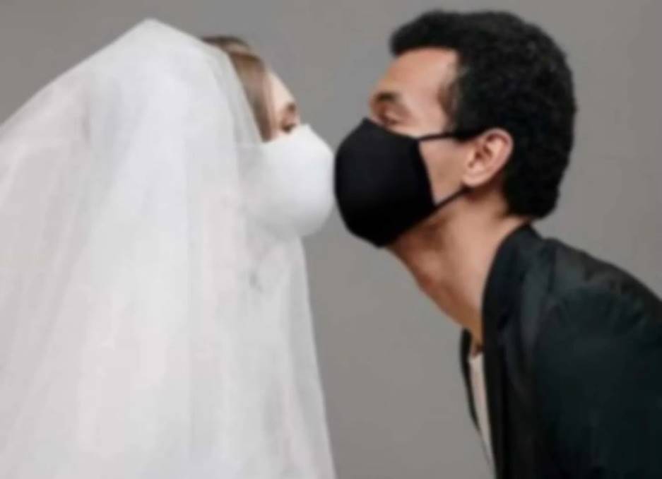 Ein Bild, das Person, Kleidung, Hochzeitskleid, Kuss enthält.
Automatisch generierte Beschreibung