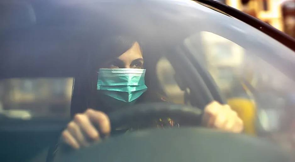 Ein Bild, das Auto, Spiegel, Person, Autospiegel enthält.
Automatisch generierte Beschreibung