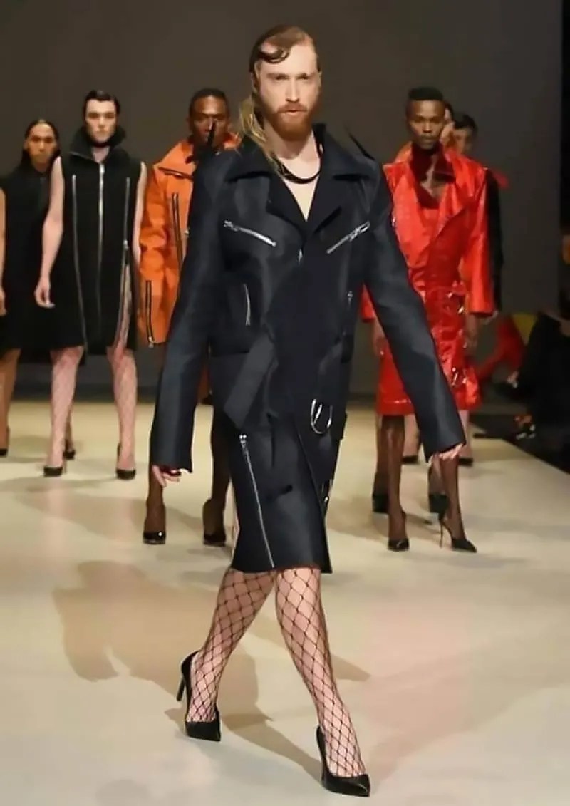 Ein Bild, das Kleidung, Mode, Schuhwerk, Modedesign enthält.
Automatisch generierte Beschreibung